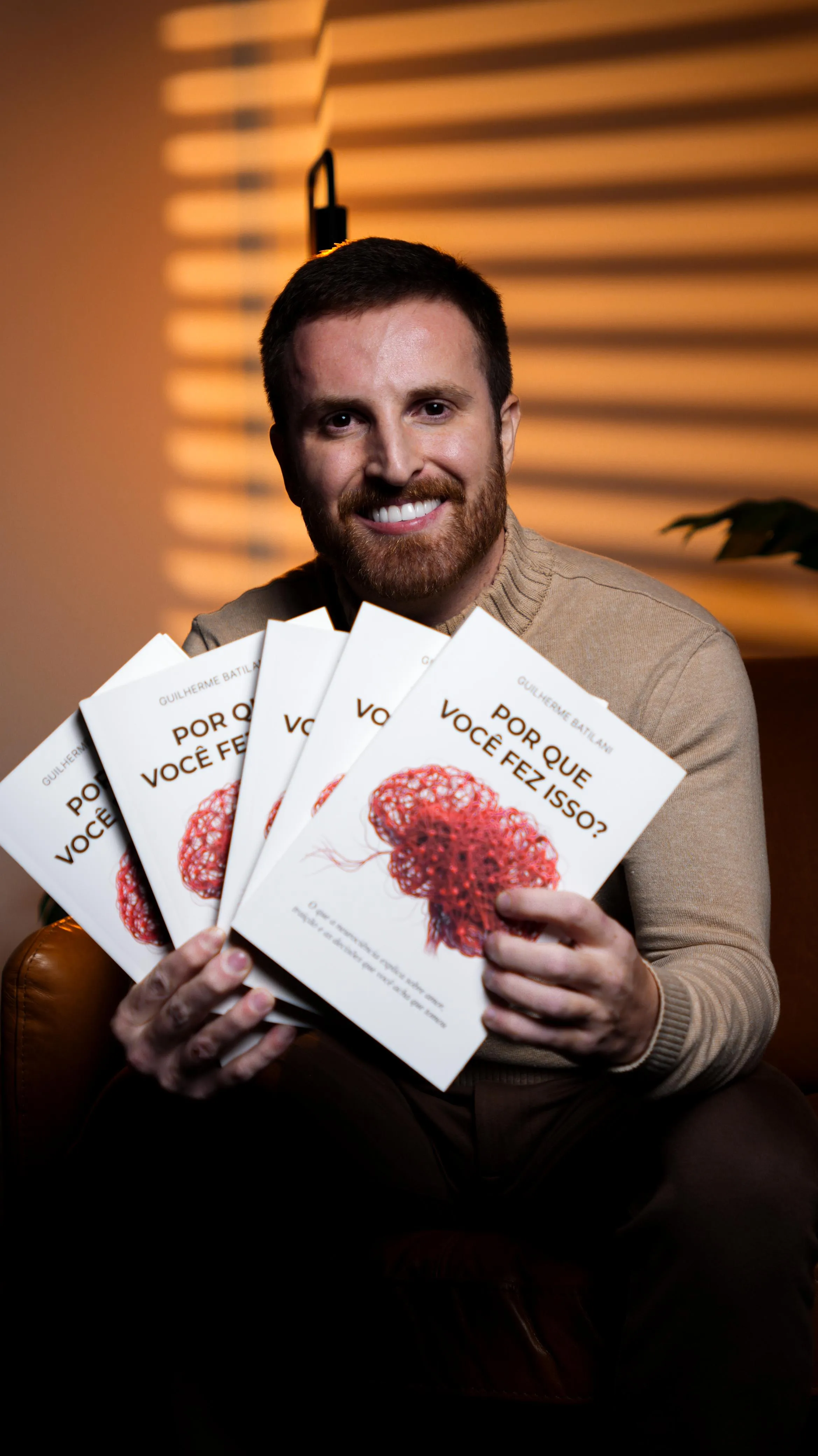 Guilherme Batilani com o livro Por Que Você Fez Isso?